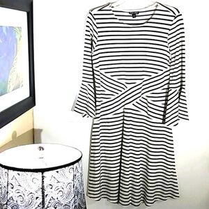 ROZ & ALI BLACK WHITE FIT & FLARE DRESS SIZE MED